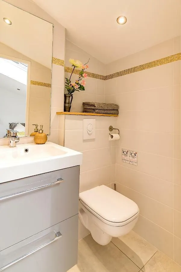 Chambre Et Appartements Entre Le Pont D Avignon Et Le Palais Des Papes 0*,  فرنسا